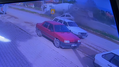 Çorum'un Laçin ilçesinde freni boşaldığı iddia edilen beton mikserinin otomobile