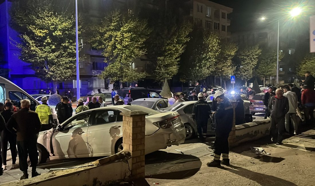 Çorum Üçtutlar Mahallesi Eşref Hoca Caddesi’nde iki otomobil çarpıştı. Kazada