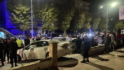 Çorum Üçtutlar Mahallesi Eşref Hoca Caddesi’nde iki otomobil çarpıştı. Kazada