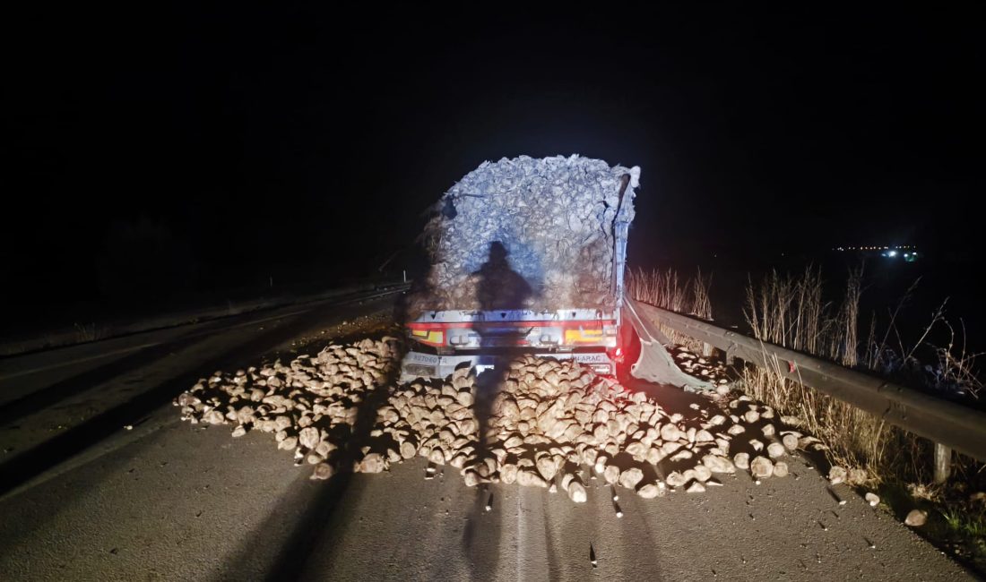 Şeker pancarlarının yola saçıldığı kaza nedeniyle trafikte kısa süreli aksama