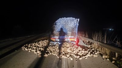 Şeker pancarlarının yola saçıldığı kaza nedeniyle trafikte kısa süreli aksama