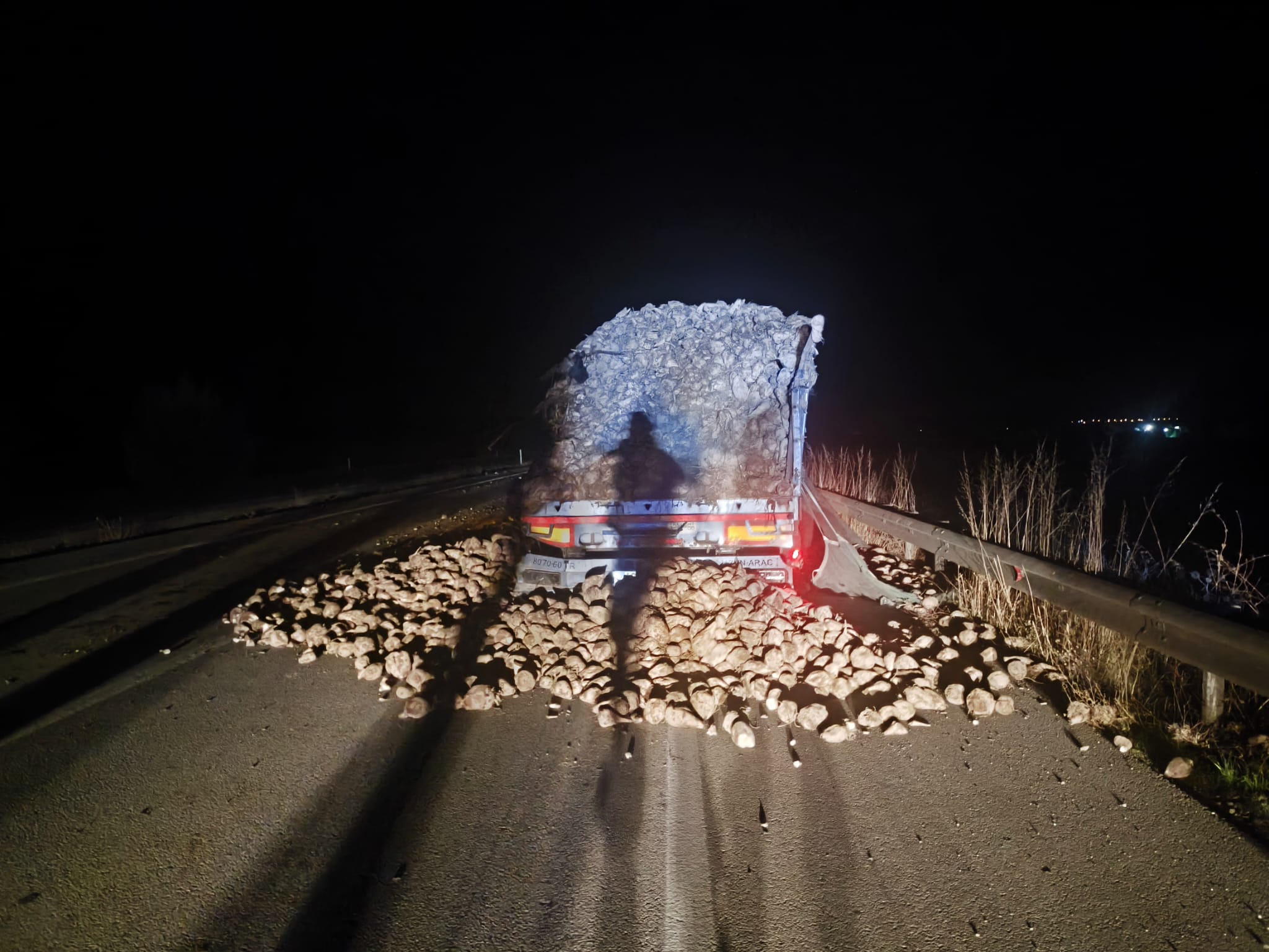 Şeker pancarlarının yola saçıldığı kaza nedeniyle trafikte kısa süreli aksama
