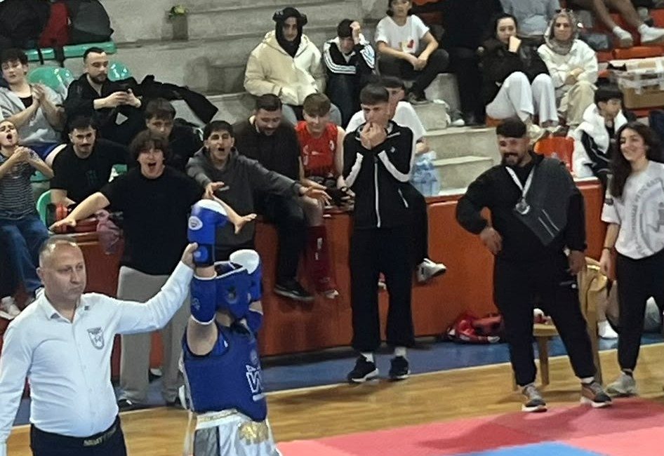 Çorum’da düzenlenen Muaythai Cumhuriyet Kupası’nda mücadele eden sporcular, elde ettikleri