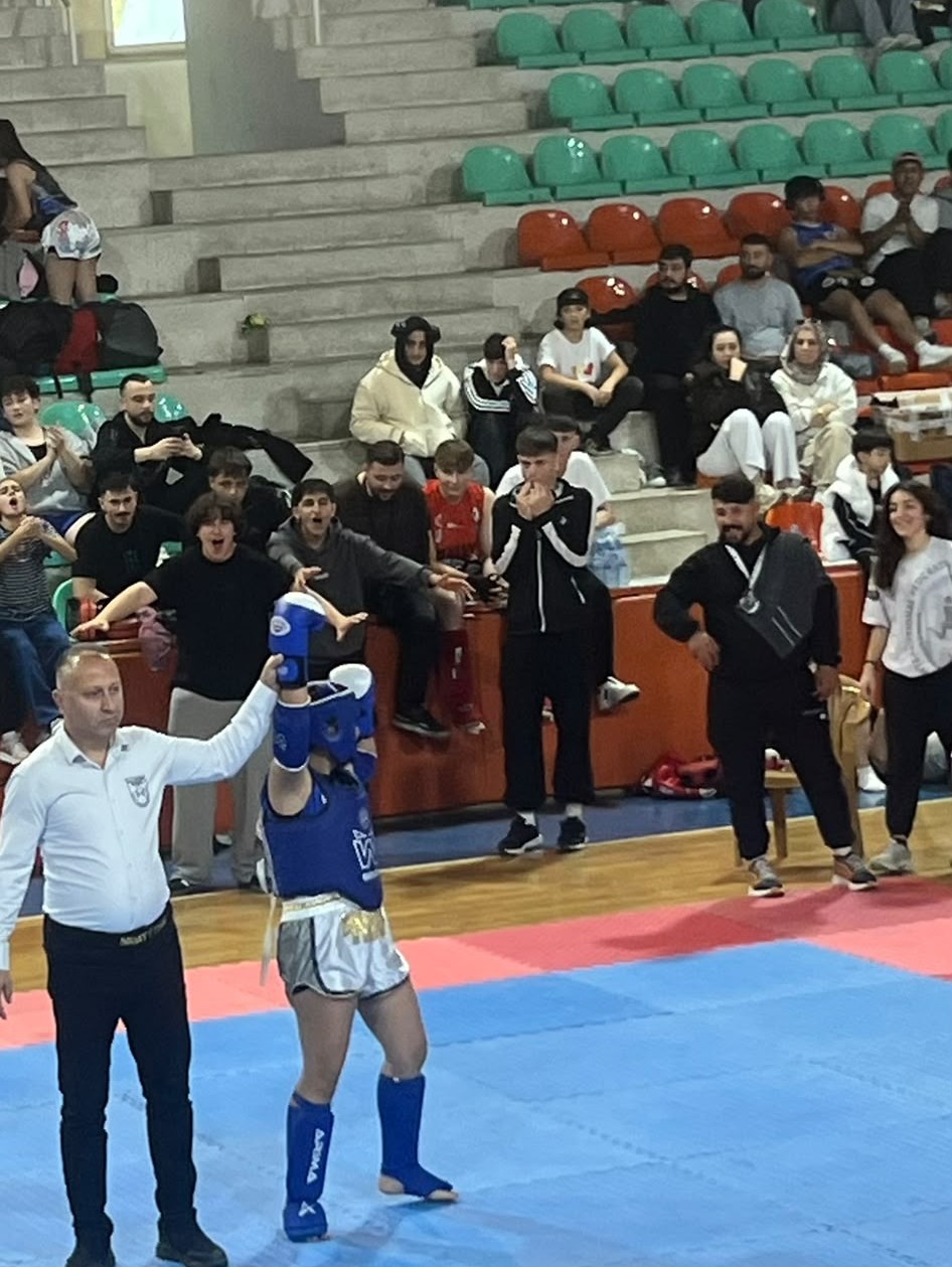 Çorum’da düzenlenen Muaythai Cumhuriyet Kupası’nda mücadele eden sporcular, elde ettikleri