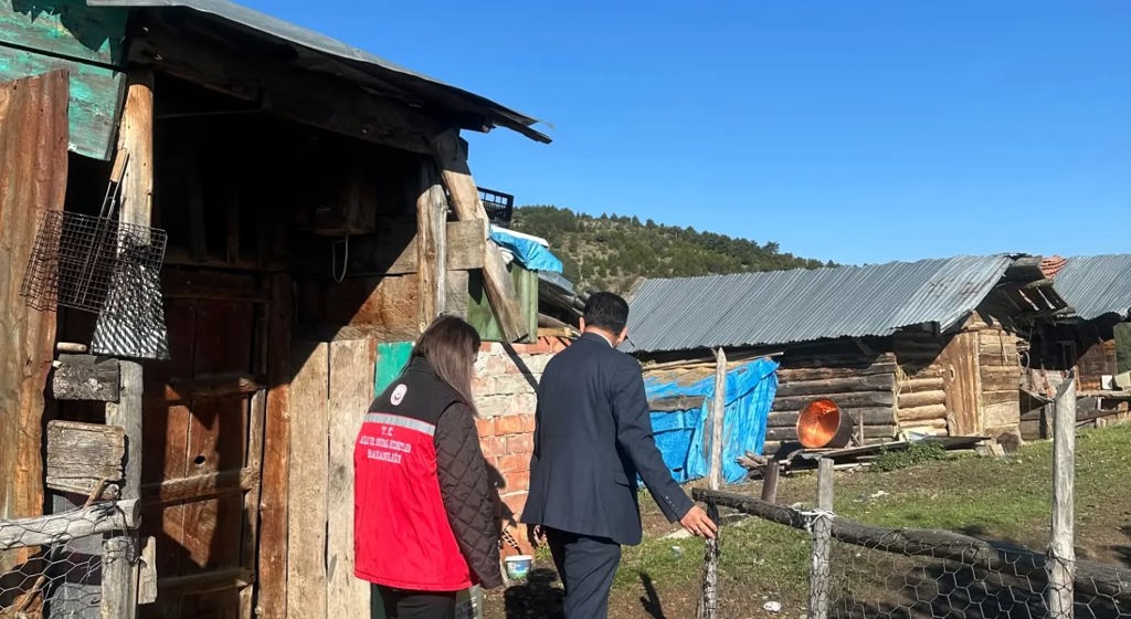 Osmancık’ta Sosyal Hizmet ekipleri köy köy geziyor: Yaşlı ve engelli vatandaşlar unutulmuyor Osmancık Sosyal Hizmet Merkezi Müdürlüğü tarafından, hizmet bölgesindeki köylerde yaşayan