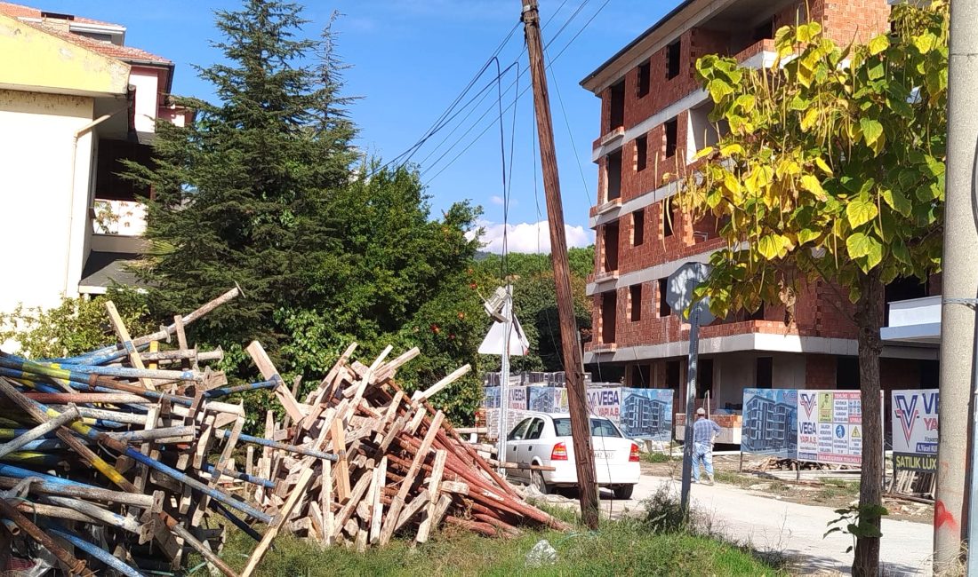 Osmancık’ta devrilmek üzere olan telefon direği endişe yaratıyor Çorum’un Osmancık ilçesinde devrilmek üzere olan telefon direği, vatandaşlar için