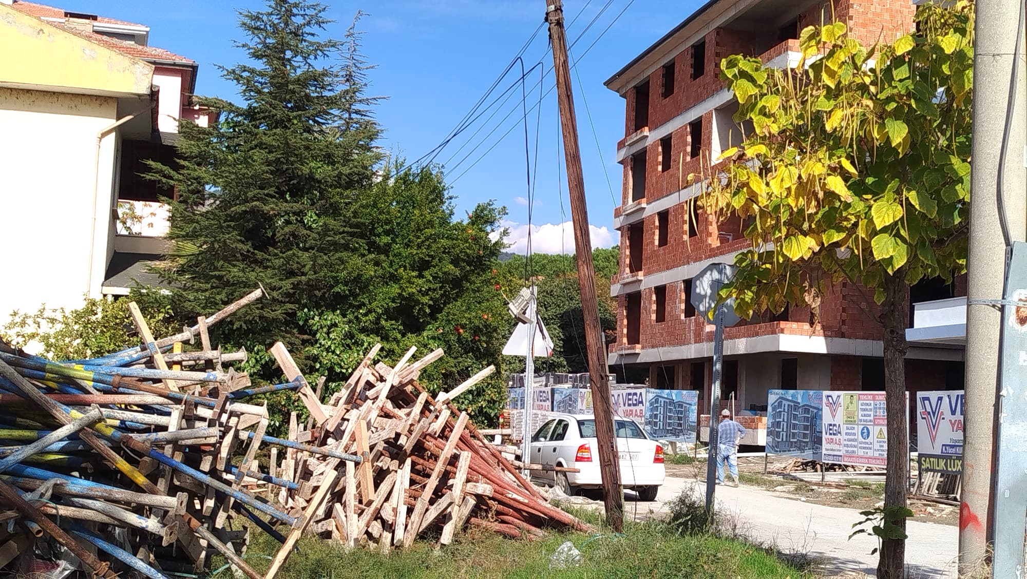 Çorum’un Osmancık ilçesinde devrilmek üzere olan telefon direği, vatandaşlar için