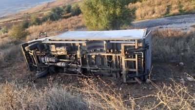 Yozgat'ın Aydıncık ilçesinden Alaca istikametine giden yolda kontrolden çıkan kamyonet